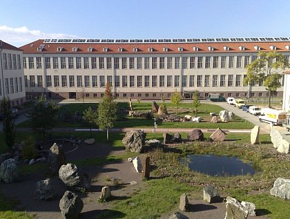 Institut für Informatik mit Steingarten des Instituts für 
Geowissenschaften im Vordergrund
